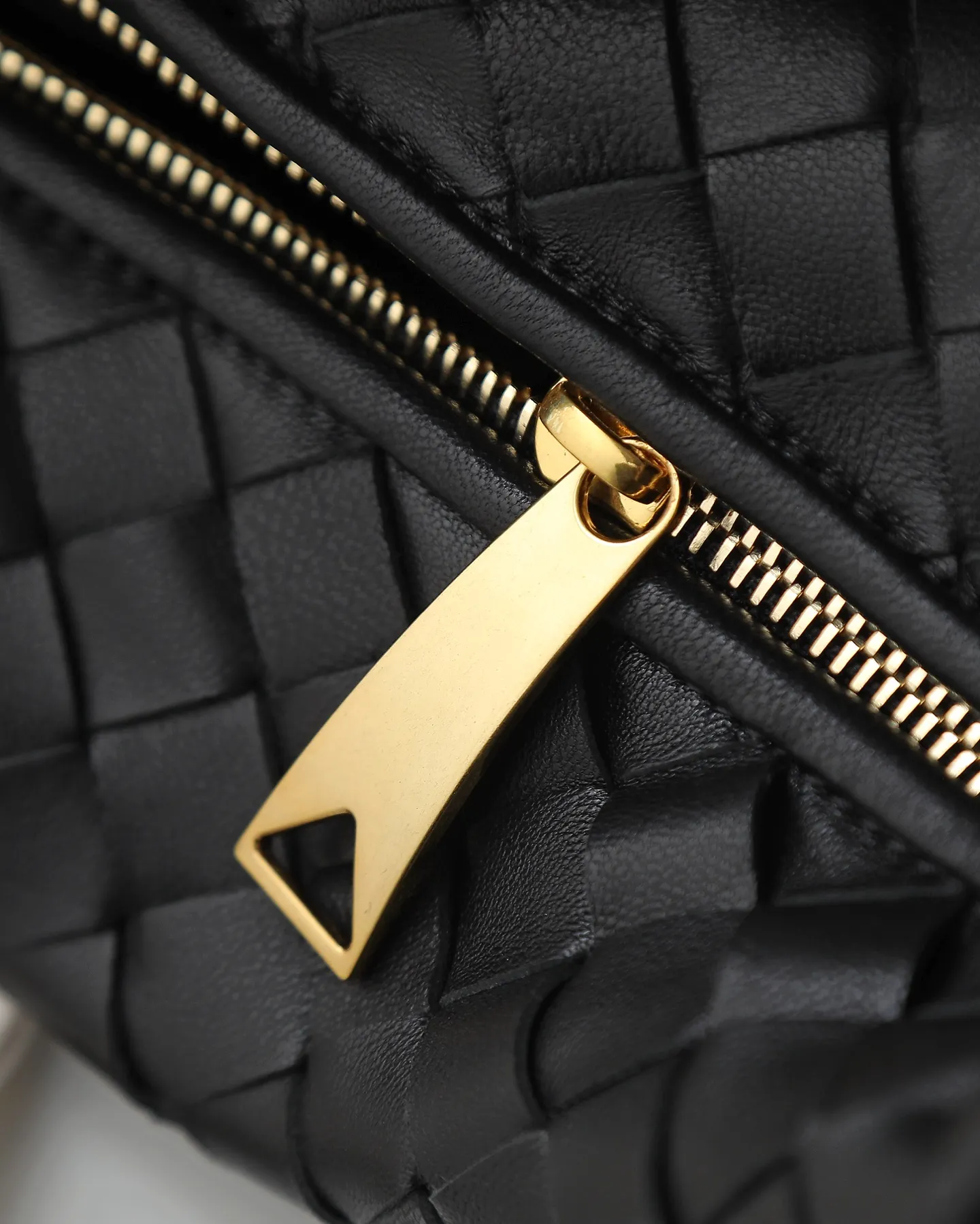 800. Bottega veneta͙.——-The latest braided and knotted hobo🔥 The top-grade lambskin leather is very soft, the bag shape is unique, practical and durable. It retains the traditional weaving elements while being a bit more flamboyant ~ Made of hand-woven sheepskin, zipper opening and closing, curved seamless structure, effortless to match. Highly recommended⚠️⚠️⚠️ The most high-end in the market🌈Welcome to compare [Factory complete package] size: 23x15x5cm.   Model: 651876